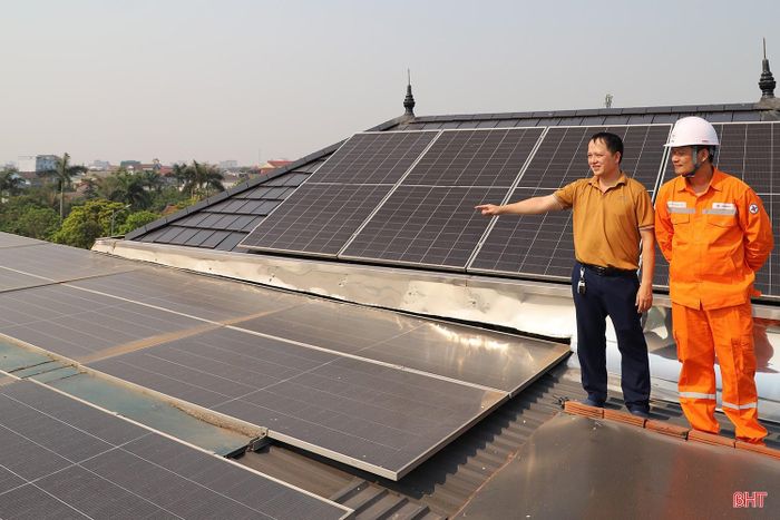 Ngành điện khuyến cáo người dân, doanh nghiệp ưu tiên lắp điện mặt trời áp mái nhà để chủ động nguồn điện và tiết kiệm chi phí trong dài hạn.