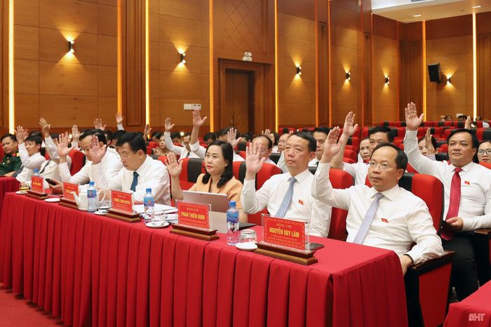 Đại biểu biểu quyết thông qua các dự thảo nghị quyết.