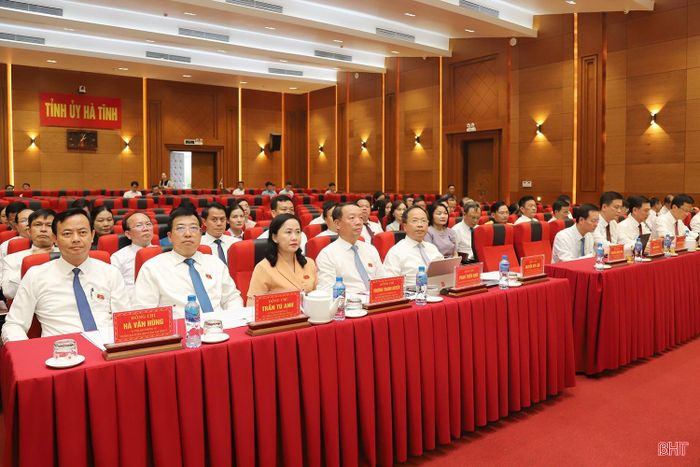Các đại biểu tham dự kỳ họp.