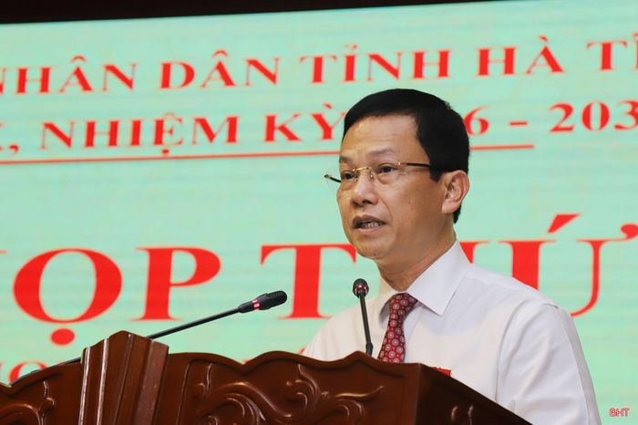 Đồng chí Nguyễn Trọng Hiếu - Ủy viên BTV Tỉnh ủy, Giám đốc Sở Tài chính trình bày các tờ trình.