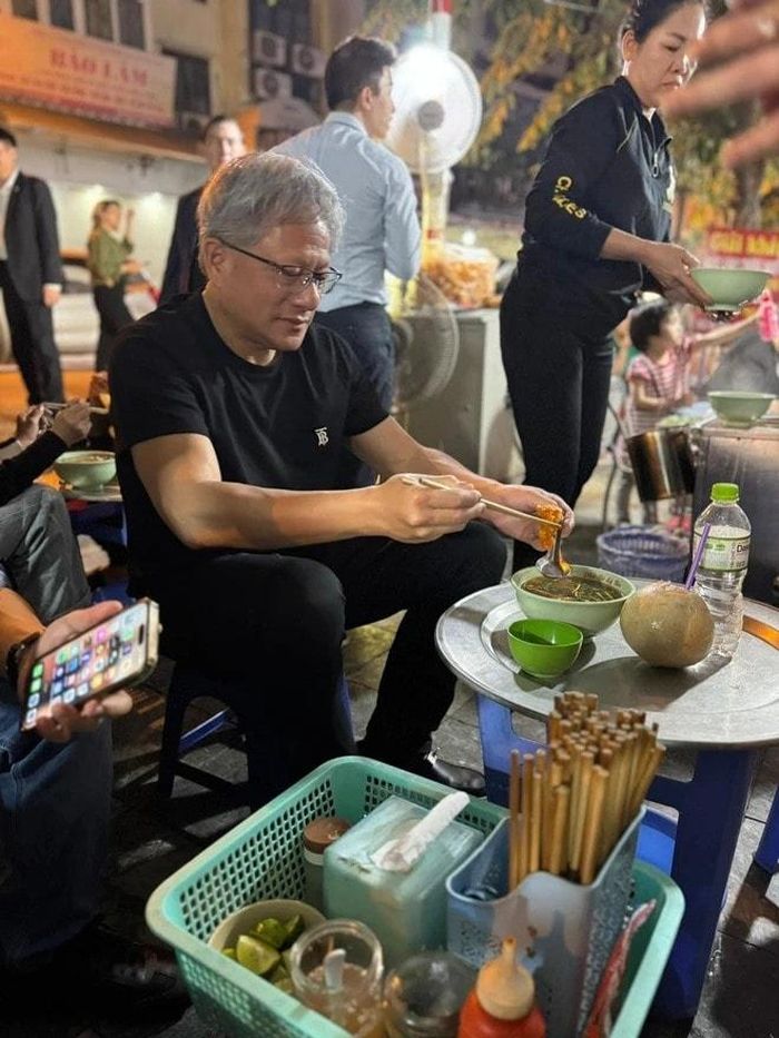 CEO Nvidia ăn phở ở Hà Nội năm 2023. Ảnh: Hoàng Anh Tuấn