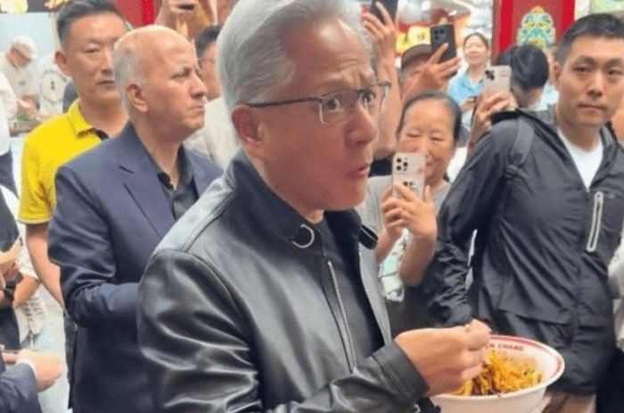 Biểu cảm của CEO Nvidia Jensen Huang khi thử món mì tương đậu Trung Quốc. Ảnh: The Standard