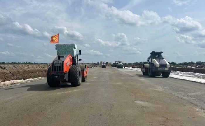 Nhà thầu thi công hạng mục nền đường tại một dự án đường bộ cao tốc ở khu vực Đồng bằng sông Cửu Long. (Ảnh: PV/Vietnam+)