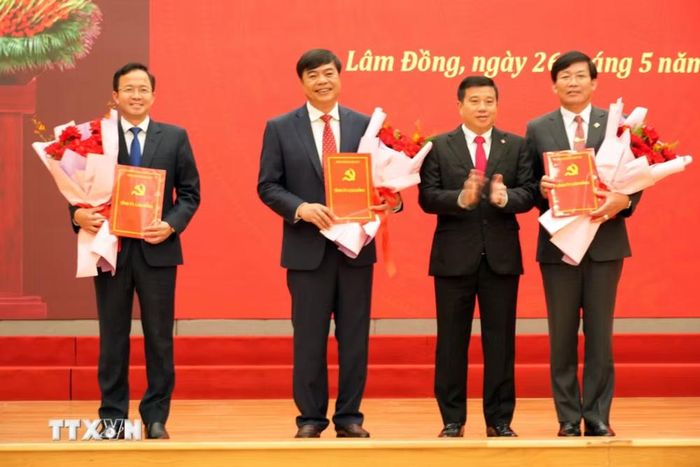 Bí thư Tỉnh ủy, Trưởng đoàn Đại biểu quốc hội Lâm Đồng Y Thanh Hà Niê Kđăm trao quyết định cho các cán bộ được điều động. (Ảnh: Chu Quốc Hùng/TTXVN)