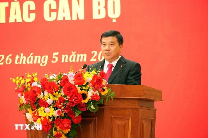 Ủy viên Trung ương Đảng, Bí thư Tỉnh ủy, Trưởng đoàn Đại biểu quốc hội Lâm Đồng Y Thanh Hà Niê Kđăm phát biểu trao nhiệm vụ cho các cán bộ được luân chuyển. (Ảnh: Chu Quốc Hùng/TTXVN)