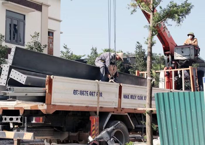 Công nhân làm việc ngoài trời dưới thời tiết nắng nóng tại một công trình xây dựng. (Ảnh: Tạ Toàn/TTXVN)