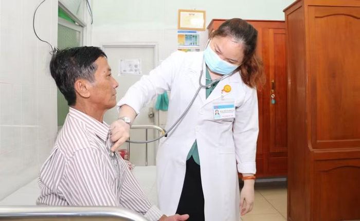 Người dân tham gia khám sức khỏe, khám sàng lọc tại Trung tâm Y tế khu vực Cao Lãnh 1. (Ảnh: Hồng Thái/TTXVN)