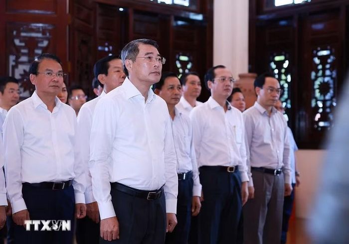 Thủ tướng Lê Minh Hưng dâng hương, hoa tại khu lưu niệm cố Chủ tịch Hội đồng Bộ trưởng Phạm Hùng. (Ảnh: Dương Giang/TTXVN)