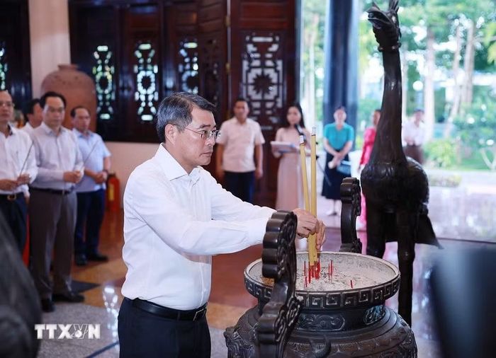 Thủ tướng Lê Minh Hưng dâng hương tại khu lưu niệm cố Chủ tịch Hội đồng Bộ trưởng Phạm Hùng. (Ảnh: Dương Giang/TTXVN)