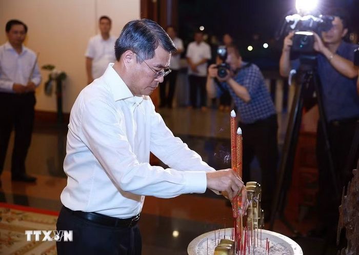 Thủ tướng Lê Minh Hưng dâng hương tại khu lưu niệm cố Thủ tướng Chính phủ Võ Văn Kiệt. (Ảnh: Dương Giang/TTXVN)