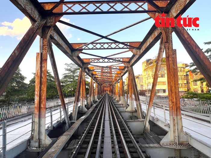 Làn đường sắt nằm giữa hai làn đường bộ trên cầu Long Biên được bảo trì hàng năm.