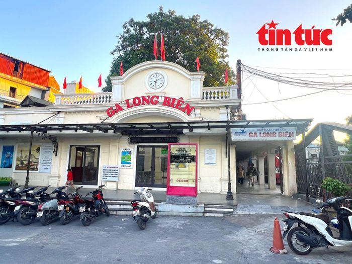 Trong 2 tháng sửa chữa làn đường bộ, tàu hỏa vẫn đi lại thường xuyên qua cầu Long Biên.
