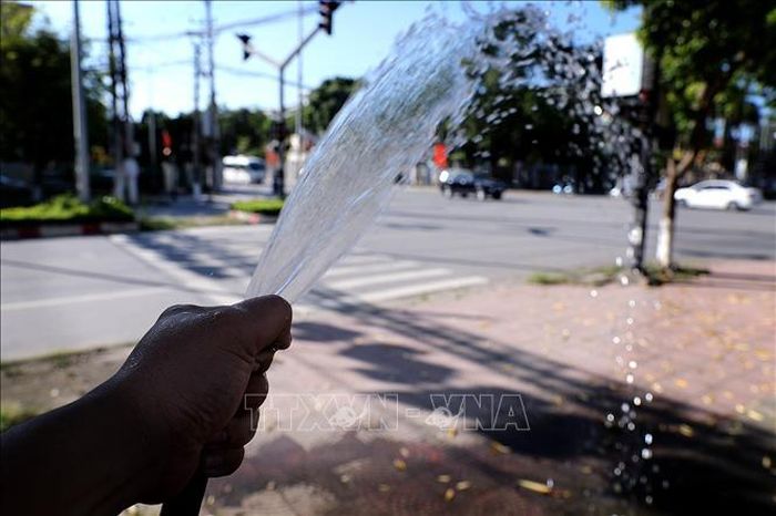 Ngay từ sáng sớm, nhiều hộ dân nằm cạnh đường đô thị đã phải phun nước để giảm nhiệt.
