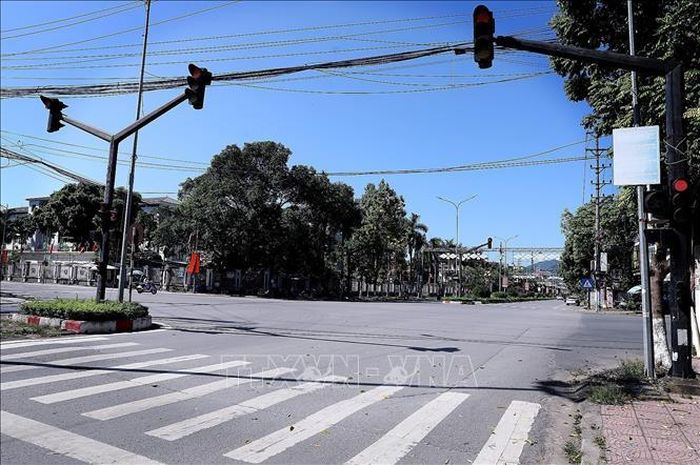 Khoảng 9 giờ sáng, đường phố Hòa Bình đã vắng bóng người, các hoạt động ngoài trời hầu như không diễn ra.