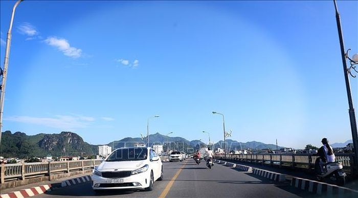 Nắng nóng khiến hoạt động của người dân diễn ra sớm từ 6 giờ sáng thay vì như thường lệ lúc 7h sáng.
