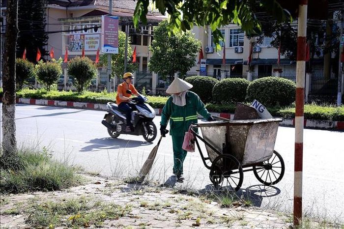 Nhân viên vệ sinh độ thị vất vả, mệt mỏi dưới thời tiết nắng nóng.