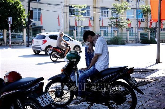 Những người lao động vất vả, mệt mỏi với nhiệt độ 40 độ C tại khu vực Hòa Bình.