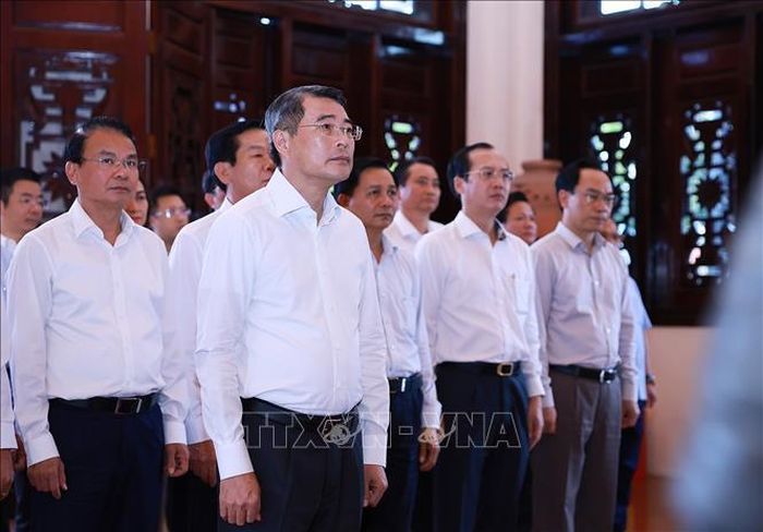 Thủ tướng Lê Minh Hưng dâng hương, hoa tại khu lưu niệm cố Chủ tịch Hội đồng Bộ trưởng Phạm Hùng. Ảnh: Dương Giang/TTXVN