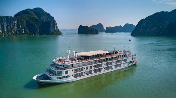 Du thuyền Paradise Legacy trên vịnh Hạ Long.