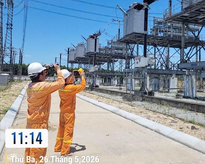 Giữa trưa nắng gắt, nhân viên vận hành tại các trạm biến áp thuộc Truyền tải điện Hà Tĩnh vẫn nỗ lực làm việc để kịp thời phát hiện khiếm khuyết khi thiết bị tại trạm biến áp được vận hành căng thẳng trong thời tiết nắng nóng. Ảnh: EVNNPT