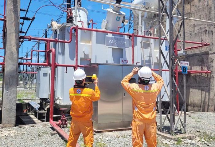 Giữa trưa nắng gắt, nhân viên vận hành tại các trạm biến áp thuộc Truyền tải điện Hà Tĩnh vẫn nỗ lực làm việc để kịp thời phát hiện khiếm khuyết khi thiết bị tại trạm biến áp được vận hành căng thẳng trong thời tiết nắng nóng. EVNNPT