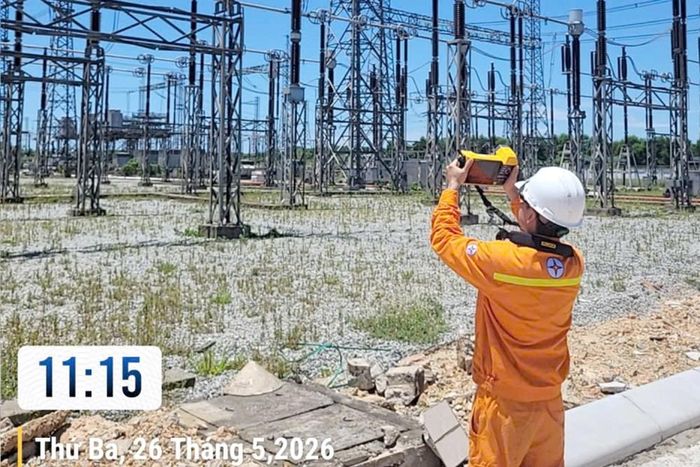 Giữa trưa nắng gắt, nhân viên vận hành tại các trạm biến áp thuộc Truyền tải điện Hà Tĩnh vẫn nỗ lực làm việc để kịp thời phát hiện khiếm khuyết khi thiết bị tại trạm biến áp được vận hành căng thẳng trong thời tiết nắng nóng. Ảnh: EVNNPT