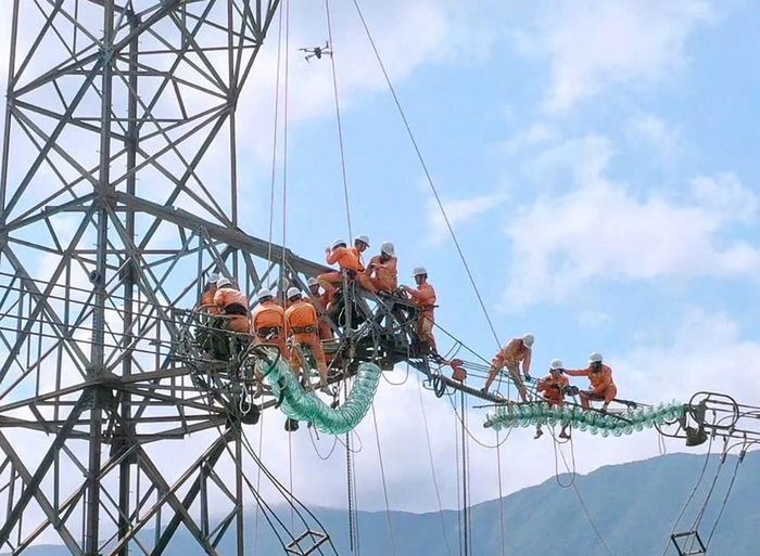Trước đó vào cuối tháng 4, đầu tháng 5/2026, Truyền tải điện Hà Tĩnh đã hoàn thành công tác sửa chữa, bảo dưỡng thiết bị để đảm bảo truyền tải điện được tốt nhất trong mùa nắng nóng năm nay. Ảnh: EVNNPT