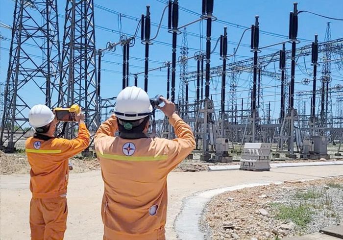 Giữa trưa nắng gắt, nhân viên vận hành tại các trạm biến áp thuộc Truyền tải điện Hà Tĩnh vẫn nỗ lực làm việc để kịp thời phát hiện khiếm khuyết khi thiết bị tại trạm biến áp được vận hành căng thẳng trong thời tiết nắng nóng. Ảnh: EVNNPT