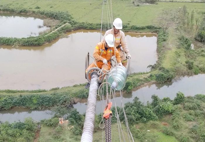 Trước đó vào cuối tháng 4, đầu tháng 5/2026, Truyền tải điện Hà Tĩnh đã hoàn thành công tác sửa chữa, bảo dưỡng thiết bị để đảm bảo truyền tải điện được tốt nhất trong mùa nắng nóng năm nay. Ảnh: EVNNPT
