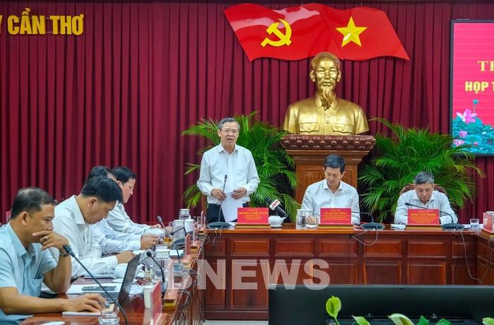 Chủ tịch UBND thành phố Cần Thơ Trương Cảnh Tuyên phát biểu tại cuộc họp. Ảnh: Thanh Liêm-TTXVN