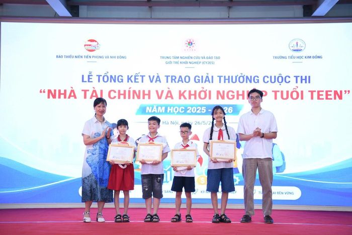 Đại diện Ban Tổ chức trao giải cho các thí sinh