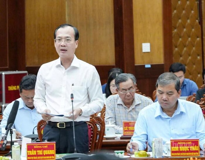Ông Trần Trí Quang, Chủ tịch UBND tỉnh Vĩnh Long, báo cáo tại buổi làm việc.