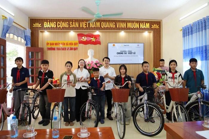 Hội Chữ thập đỏ tỉnh trao xe đạp cho học sinh Trường TH&amp;THCS Xuân Quỳ.
