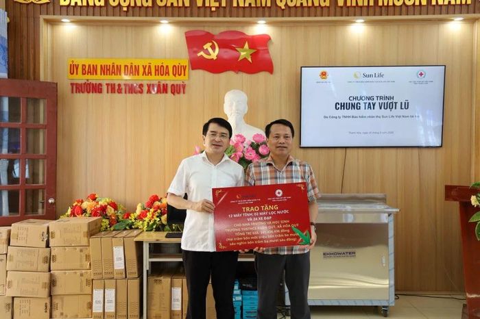 Hội Chữ thập đỏ tỉnh trao biển tượng trưng các phần quà cho xã Hóa Quỳ.