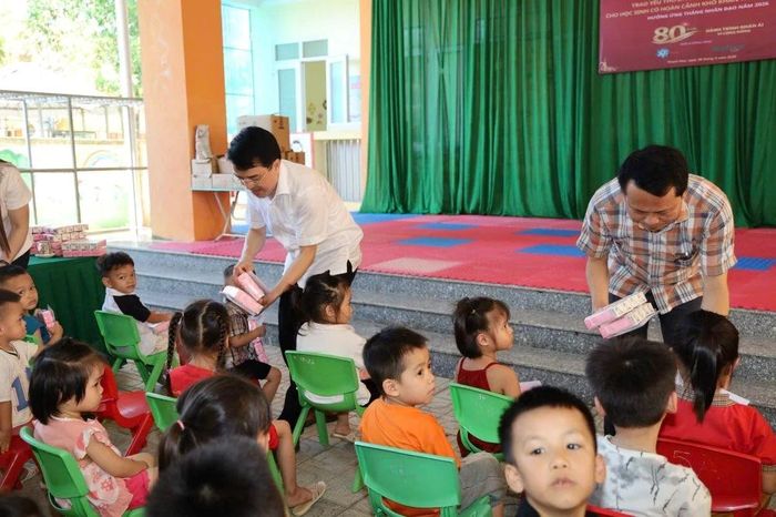 Lãnh đạo Hội Chữ thập đỏ tỉnh tặng quà cho học sinh Trường Mầm non Xuân Quỳ.