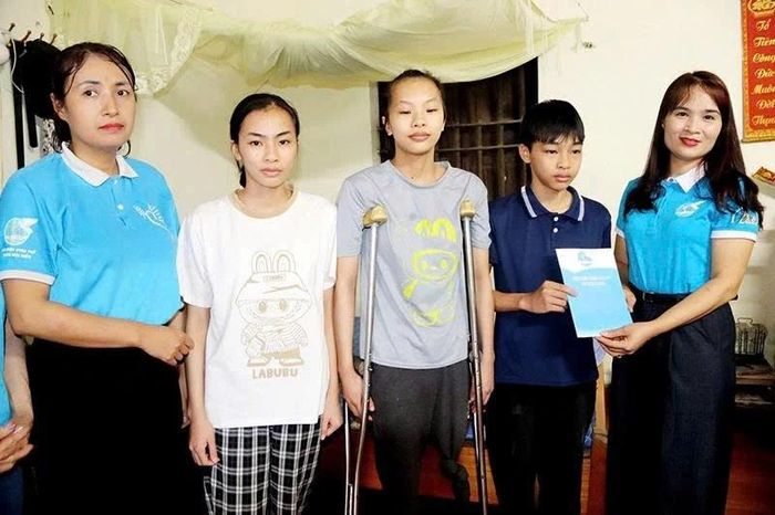 Hội LHPN xã Thọ Long và chi hội phụ nữ thôn Hội Hiền trao hỗ trợ kinh phí đỡ đầu hàng tháng từ gom phế liệu cho cháu Đỗ Danh Thiện.