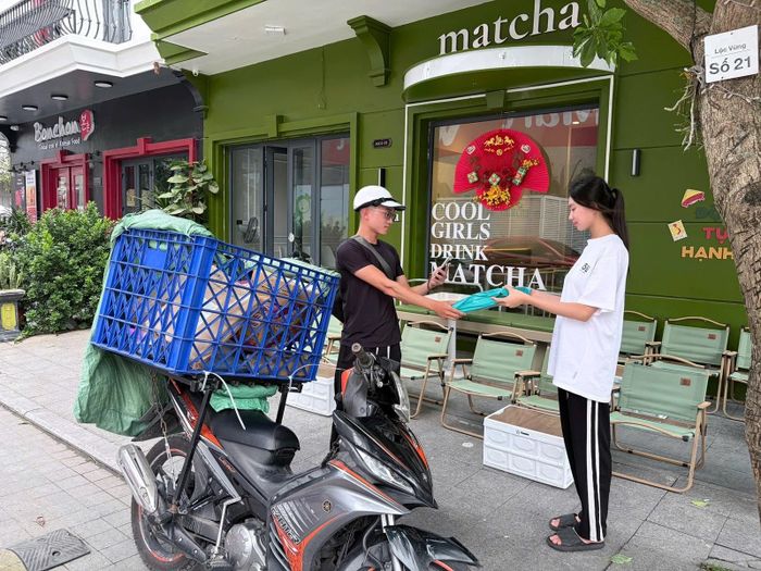 Shipper giao hàng tất bật hoàn thành đơn cho khách trong khung giờ cao điểm nắng nóng.