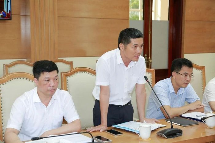 Đại diện Truyền tải điện Thanh Hóa báo cáo tại hội nghị.