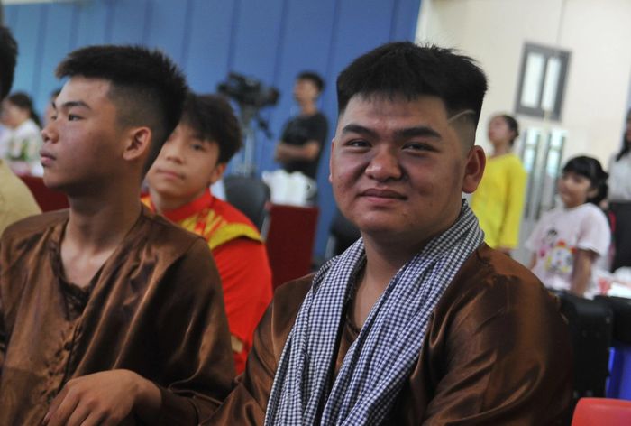 Em Nguyễn Gia Bảo hóa thân vào nhân vật Tràng trong tiết mục “Di sản đất Mẹ”.