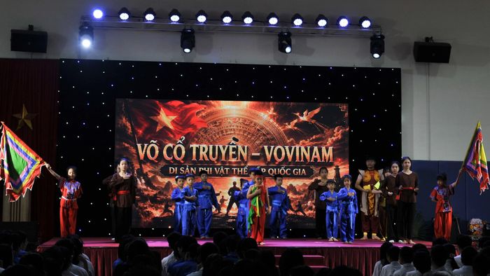 Học sinh khối 6, 7 biểu diễn tiết mục “Hồn thiêng sông núi”