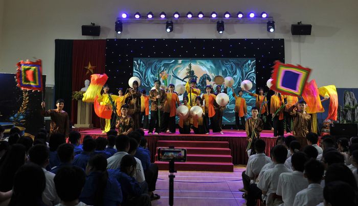 Học sinh khối 7, 8 biểu diễn tiết mục “Hồn lúa - Hồn Việt”
