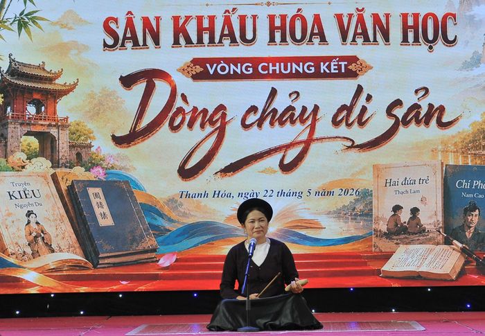 Nghệ nhân dân gian ưu tú Thiên Hương biểu diễn tại chương trình sân khấu hóa văn học "Dòng chảy di sản”.