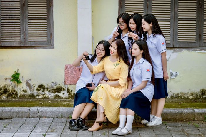 Cô trò lớp 11 Văn 1, trường THPT Chuyên Lam Sơn, tranh thủ chụp cùng nhau những bức ảnh lưu niệm cuối năm học