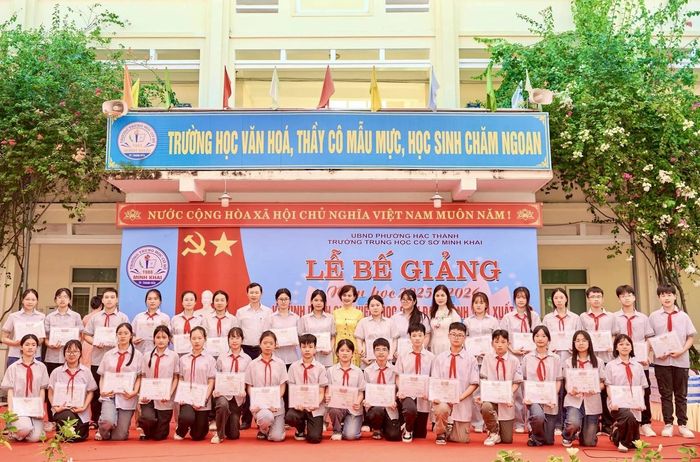 Niềm vui của học sinh trường THCS Minh khai, phường Hạc Thành khi được thầy cô trao thưởng tại lễ bế giảng