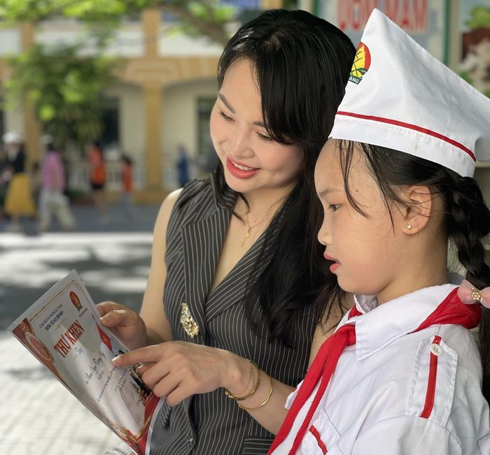 Những tấm giấy khen được trao không chỉ là phần thưởng cho nỗ lực của các em học sinh mà còn là niềm tự hào của cha mẹ, thầy cô.