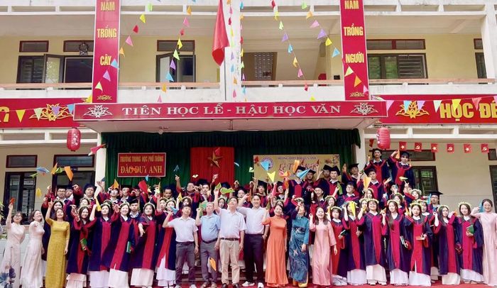 Thầy cô và các em học sinh cuối cấp trường THPT Đào Duy Anh, gửi gắm ước mơ qua những chiếc máy bay giấy được thả vào không trung