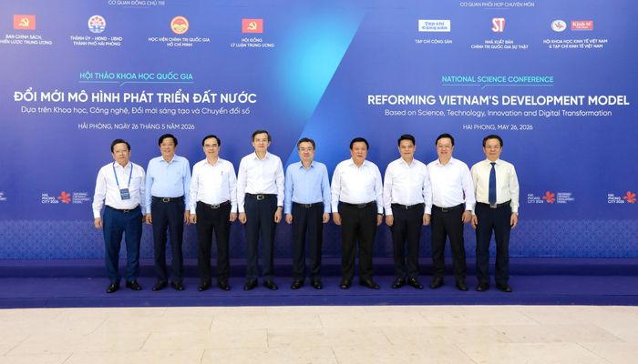 TS. Nguyễn Thanh Nghị, Ủy viên Bộ Chính trị, Bí thư Trung ương Đảng, Trưởng Ban Chính sách, Chiến lược Trung ương (người đứng thứ 5 từ trái sang); PGS.TS Đoàn Minh Huấn, Ủy viên Bộ Chính trị, Giám đốc Học viện Chính trị Quốc gia Hồ Chí Minh (người đứng thứ 4 từ trái sang); GS. TS Nguyễn Xuân Thắng, Ủy viên Bộ Chính trị khóa XIII, Chủ tịch Hội đồng Lý luận Trung ương (người thứ 4 từ phải sang), và đồng chí Lê Ngọc Châu, Ủy viên Ban chấp hành Trung ương Đảng, Bí thư Thành ủy, Trưởng đoàn Đại biểu Quốc hội Thành phố Hải Phòng (người thứ 3 từ phải sang) cùng các đại biểu chụp ảnh lưu niệm trước phiên khai mạc.