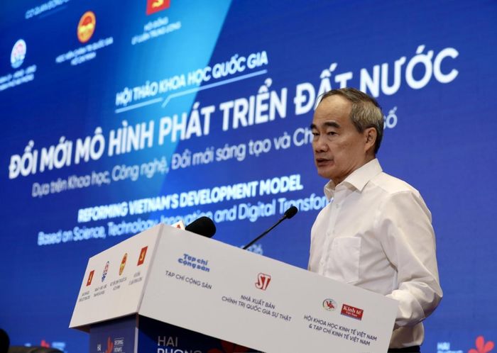 Tại phiên tham luận chính, trong bài tham luận với chủ đề: "5 giải pháp để Việt Nam phát triển nhanh và bền vững 20 năm (2026-2045), trở thành nước giàu mạnh, phát triển bền vững, người dân hạnh phúc trong thế kỷ 21", GS.TS. Nguyễn Thiện Nhân, nguyên Ủy viên Bộ Chính trị, nguyên Phó Thủ tướng Chính phủ, nhấn mạnh rằng để định hình mô hình phát triển quốc gia trong thế kỷ 21, Việt Nam cần chủ động lựa chọn con đường phù hợp với điều kiện thực tiễn của mình, đồng thời quan sát, học hỏi kinh nghiệm từ các quốc gia khác.