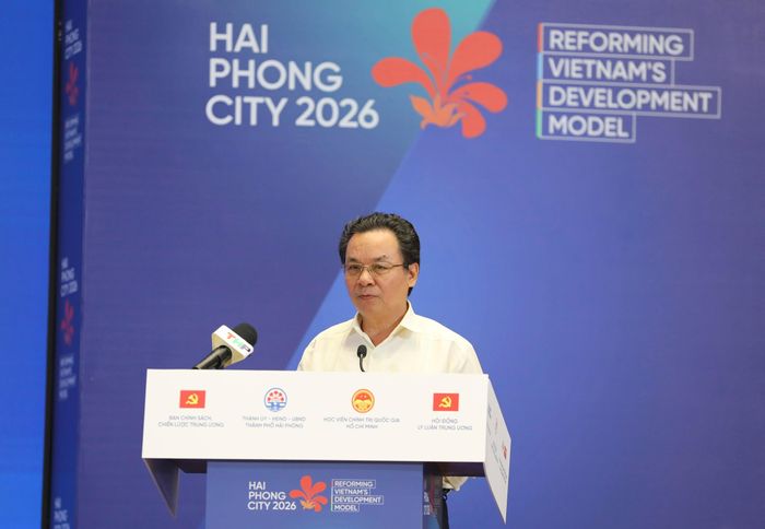 Là người đầu tiên trình bày tham luận tại phiên tham luận chính, GS.TS Hoàng Văn Cường, Phó Chủ tịch Hội Khoa học Kinh tế Việt Nam, nhận định đổi mới mô hình phát triển phải bắt đầu từ đổi mới quản trị quốc gia. Trong đó, quá trình tái cấu trúc bộ máy cần tiếp tục theo hướng tinh gọn, rõ đầu mối nhưng đồng thời phải bảo đảm phối hợp liên ngành, liên vùng để tránh tình trạng phân mảnh trong điều hành.