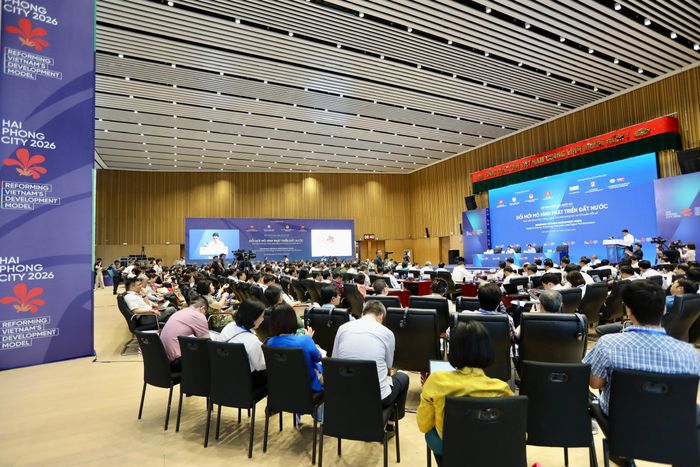 Hội thảo còn có sự tham gia, đóng góp ý kiến của gần 300 đại biểu là đại diện các Ban, Bộ, ngành Trung ương, các Ủy ban của Quốc hội, Hội đồng lý luận Trung ương; các địa phương; các Viện Nghiên cứu; các chuyên gia, nhà khoa học; các tổ chức quốc tế tại Việt Nam.